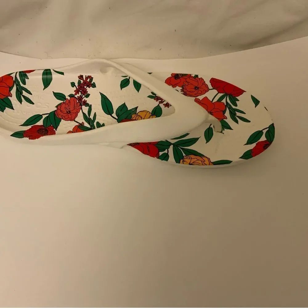 New Women's CROCS Kadee ll Flip Flops Sandals White Floral Size 10